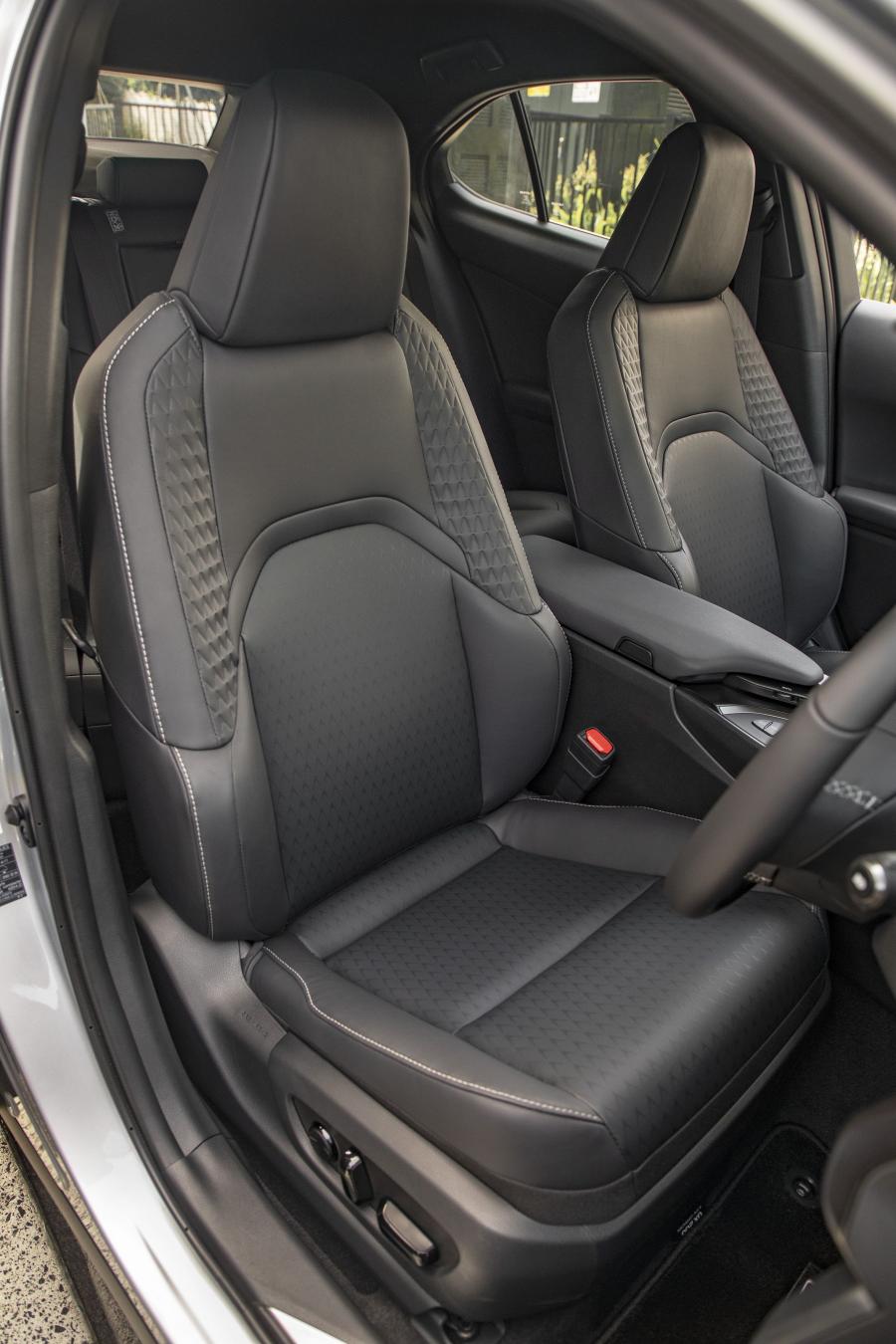 Интерьер Lexus UX200 2019 года  (AU) (фото 4 из 8)